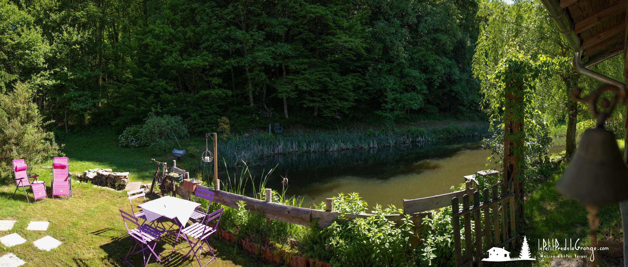 La cloche du petit-déjeuner (à droite) - Milieu de matinée sur le jardin et l'étang